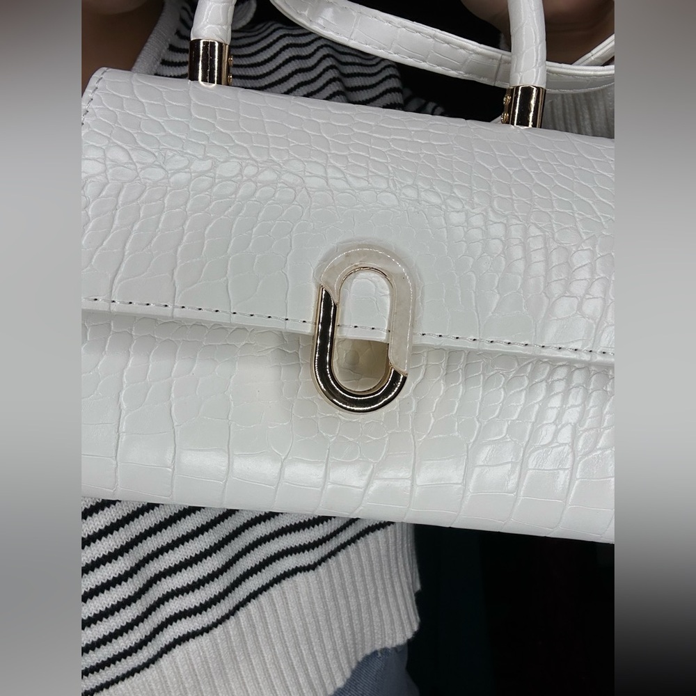Elegant White Croc-Embossed Handbag - Picture 5 of 8